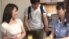 zgrabna blondzia wzięła jego penia w obroty