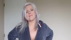 rucha brunetkę i patrzy na jej boskie cycuszki