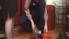 fajna dziewczyna bosko masuje jego pałkę stópkami