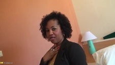 gorąca mamuśka z wielkimi sztucznymi cyckami tańczy na penisie