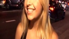 ociera się fajnie o jej przystrzyżoną szparkę