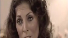 penetruje swoją mocno zarośniętą cipkę