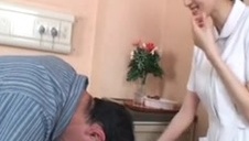 blondyna leży na boczku a on ją zapina