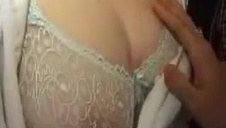 oralna ślicznotka liże jego kakaowe oczko