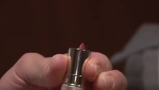 zsuwa jej spodenki i ślicznie ją zapina