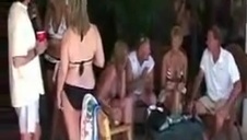 cycata brunetka robi hiszpana