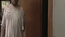 blond babeczki klęczą przed wieloma facetami