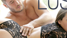 seksowna blondyna daje pokaz swojego ciała