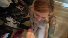 z długonogą brunetką