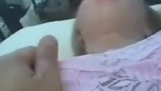 dziadziuś całuje się z małą azjatką