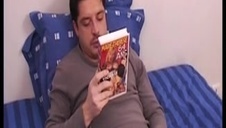 licealistka w przerwie podczas nauki