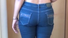 roześmiana blondynka figluje na łóżku