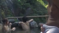 dobra nastolatka ciągnie długiego i sztywnego penisa