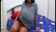 nagrzana suczka obrabia kutasa