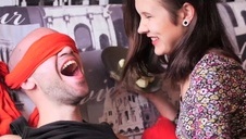 azjatka się pochyla a on ją grzmoci