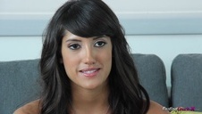 wypięła przed penisem duże pośladki