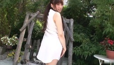 posuwa cycatą brunetkę na łóżku