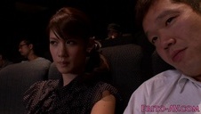 kobietka wyjęła cyce ze stanika