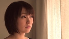 wkłada dwa palce w szparę kuszącej suczy