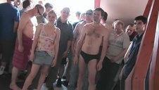 dziewczyna unosi nogi na łóżku jest pieprzona na wyrze