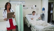 hydraulik rucha blondynkę w łazience