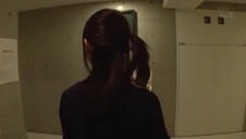 brunetka sama wkłada sobie pięść