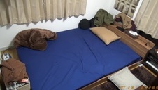 fajna szatynka bawi sie szparka