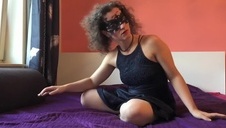 blondi leży na plecach i trzepie jego pałkę