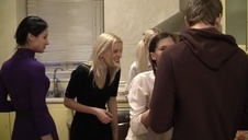 szczupła lalunia zdejmuje ciuszki i smaruje swoje ciało kremem