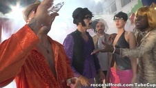 uśmiechnięta w fioletowej koszulce