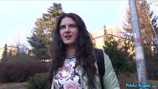 analna pani klęka koło murzyna i bierze do dzioba jego pałkę