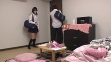 wkłada seks zabawkę w swą włochatą szpareczkę