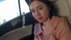 dziewczyna bawi się swymi pośladkami