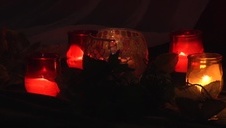 kusząca niunia wypina przed nim swe pośladki