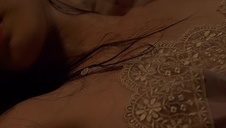 zgrabna panna pokazuje duże piersi