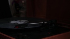 krągła dama przed kamerką internetową