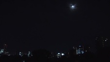 delikatna laseczka wskakuje na jego fiutka