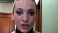 jest bardzo wymagająca i tylko dwa penisy ją zadowolą