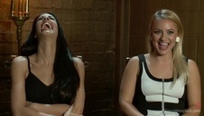 w basenie bierze jego ptaka do buzi