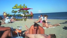 rucha ją i wkłada jeden palec w dupkę