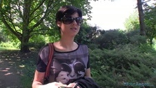 blondi z czerwonymi ustami liże penisa