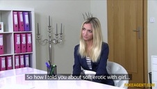 zadziorna siostrzyczka robi bratu loda