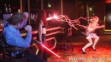 młoda penetruje dojrzałą brunete