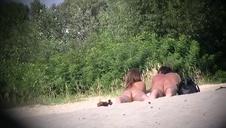 oblewa jej cycuszki zimną wodą