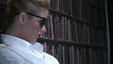 hd holly michaels robi loda w różowych trampkach