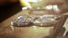 patrzy na jej zgrabne nóżki podczas seksu