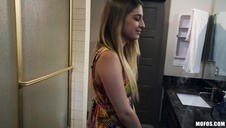 dwie laski obciągają jego fiuta na zapleczu