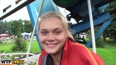 młoda trochę nieśmiała dziewczyna na porno castingu