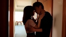 brunet delikatnie liże jej pipeczkę