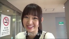 osiemnastolatka robi słodki striptiz